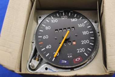 Tachometer 220km/h, W=694, Commodore B